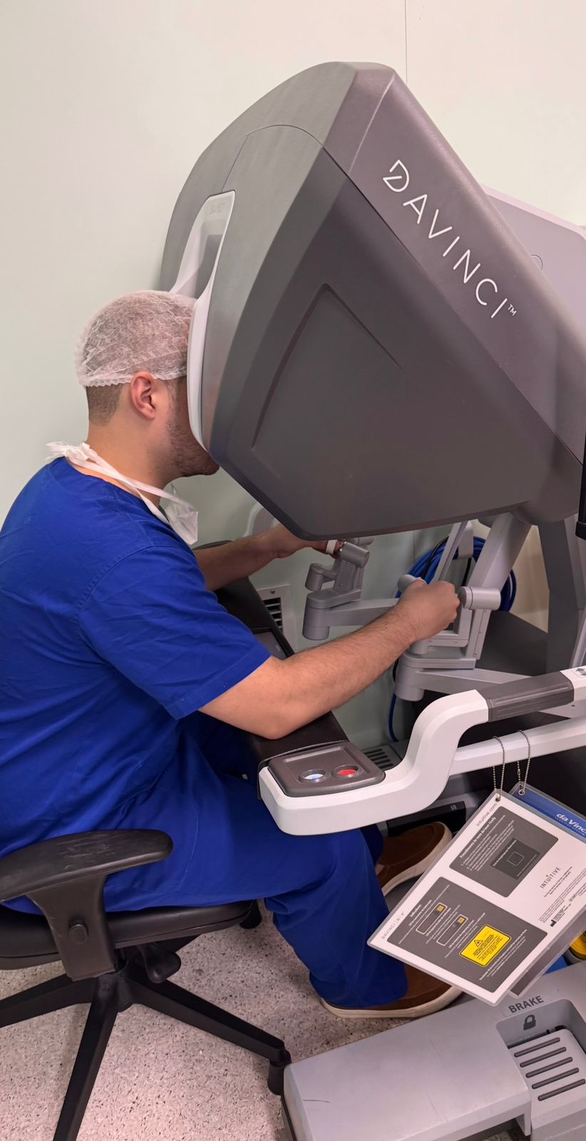 Dr. Túlio Versiani na plataforma de cirurgia robótica